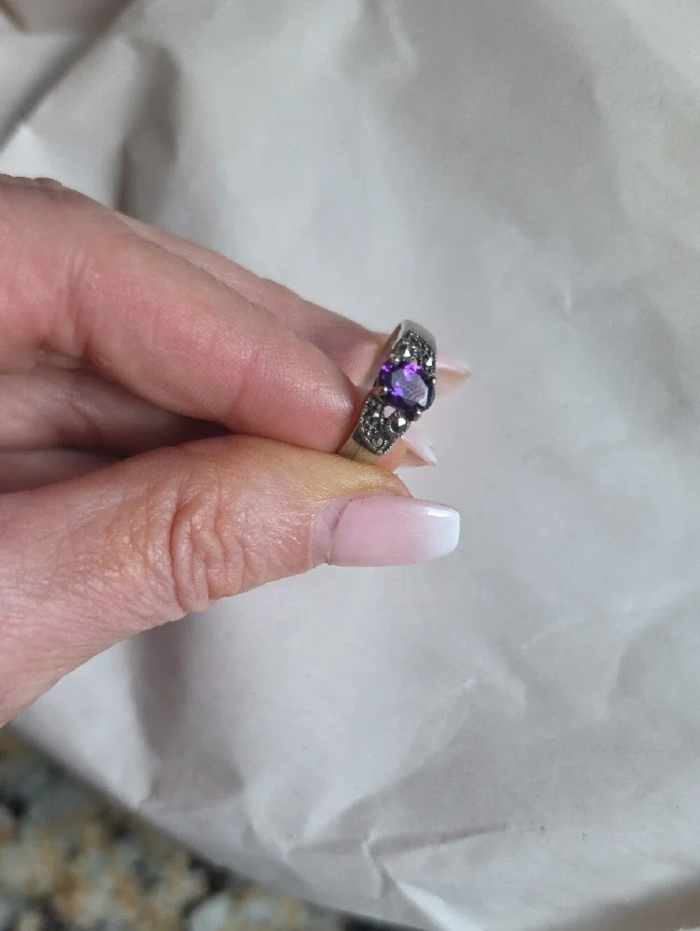 Vintage 925 sterling silver ring featuring central Amethyst & Marcasite Size 8